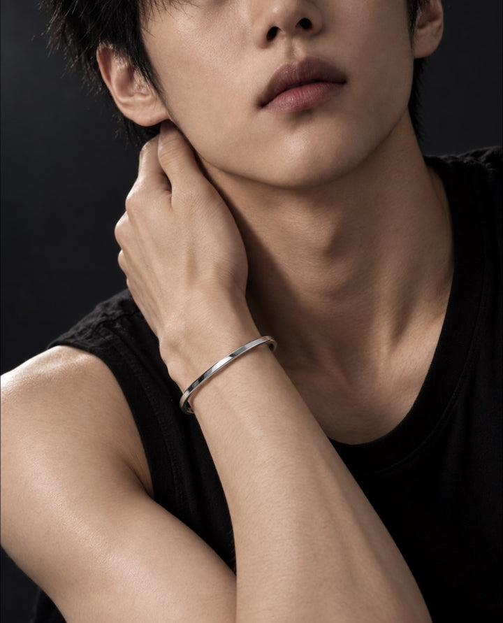 AR20 male model neck