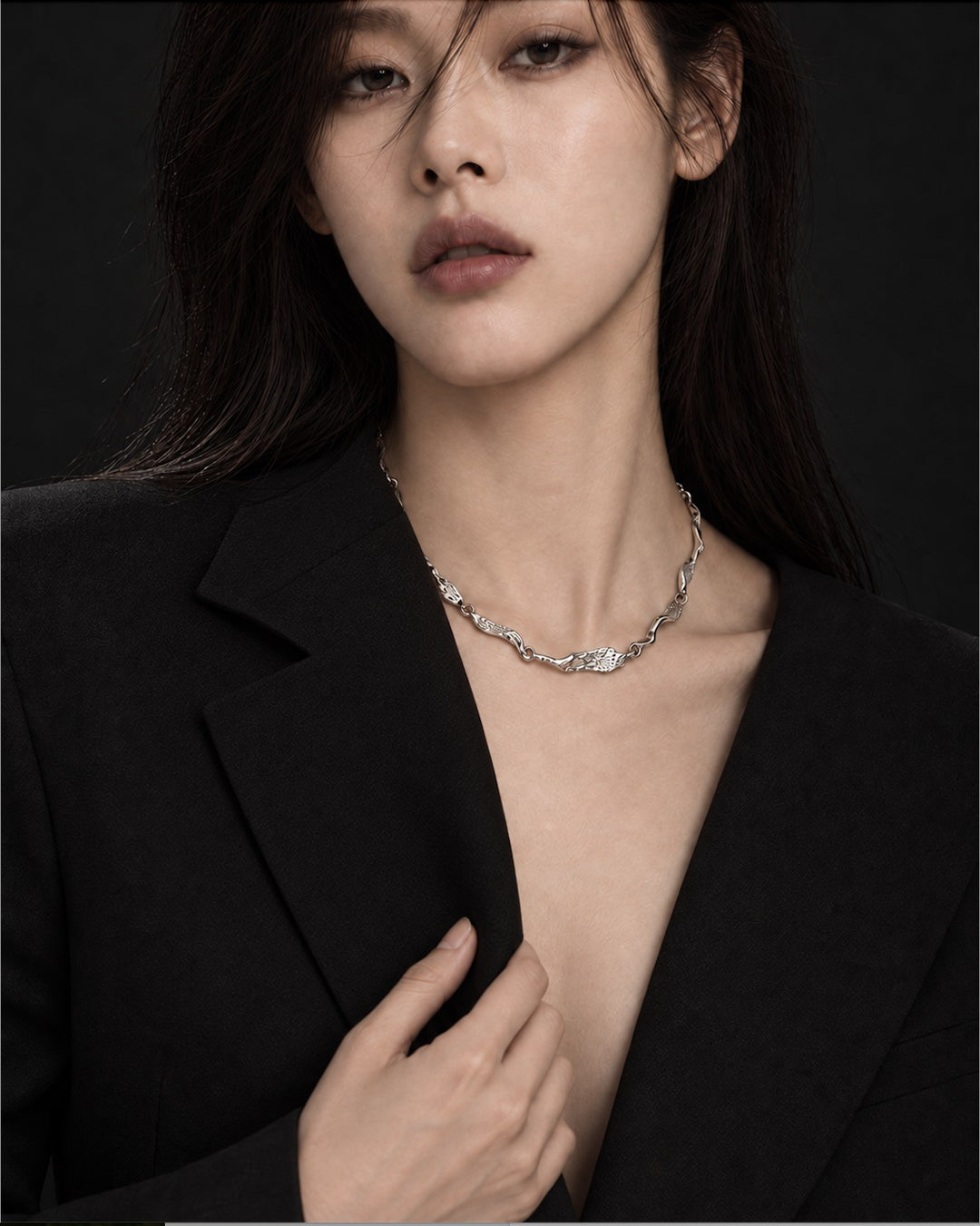 AR181 female model close